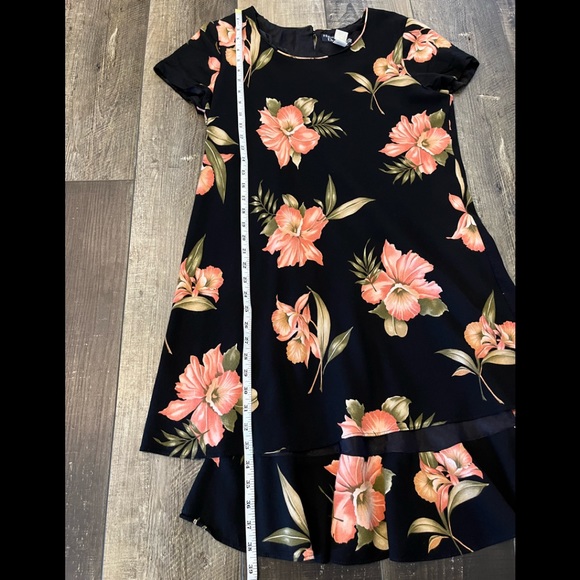 SOLD Vintage Black Floral Short Sleeve Dress - Picture 9 of 13